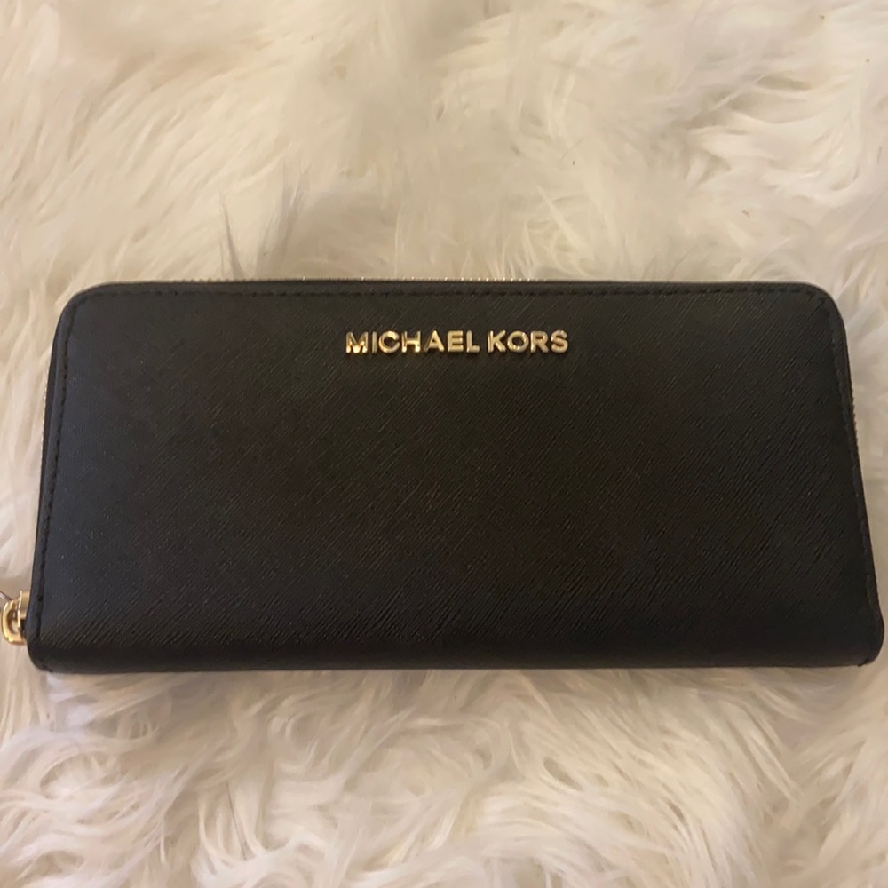 Michael Kors Zipped Wallet